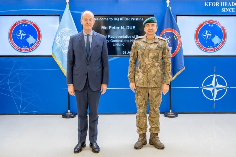 Komandati i KFOR takohet me shefin e ri të UNIMK-ut, diskutojnë për sigurinë në Kosovë