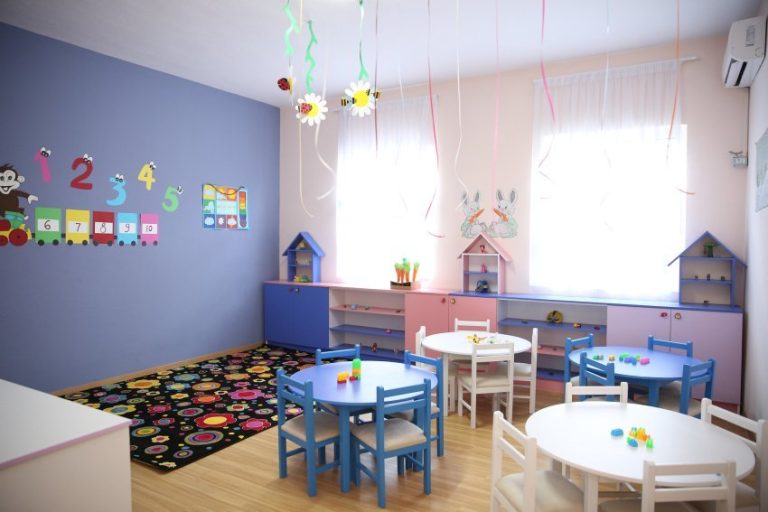 E rëndë në Pejë: Edukatorja goditet nga nxënësi me shufër metalike, dërgohet në spital