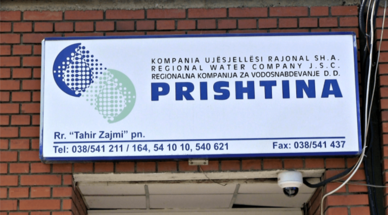 KRU ‘Prishtina’ në aksion ndaj borxhlinjëve: Shkyçen konsumatorët në Drenas që nuk i kanë kryer obligimet