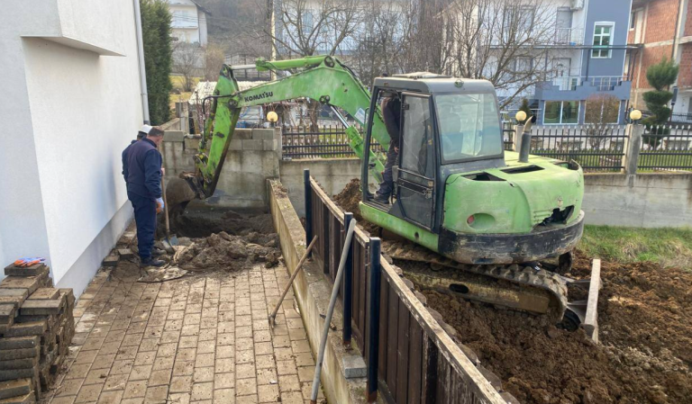 Ndërprerja e furnizimit me ujë në rrugën “Brigada 123” në Suharekë, ekipet po punojnë për sanimin e problemit