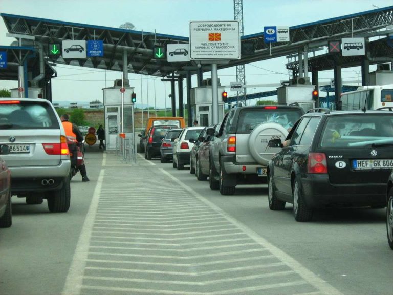 Kolona deri në 3500 metra për të dalë nga Kosova, kjo është gjendja në pikëkalimet kufitare