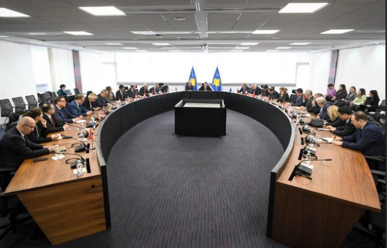 Kurti dhe Bislimi informojnë ambasadorët për zbatimin e Ligjit për të Huaj