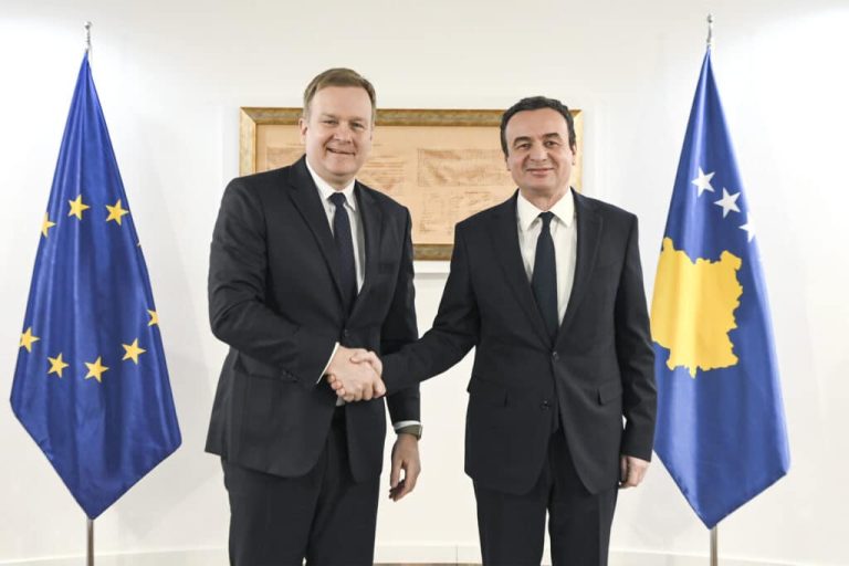 Pas takimit me emisarin e BE-së, Kurti thotë se Kosova është e gatshme për dialog konstruktiv në Bruksel