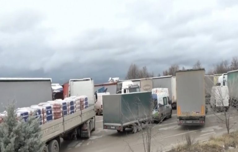 Nisin lëvizjet e kamionëve drejt Malit të Zi, hiqet bllokada