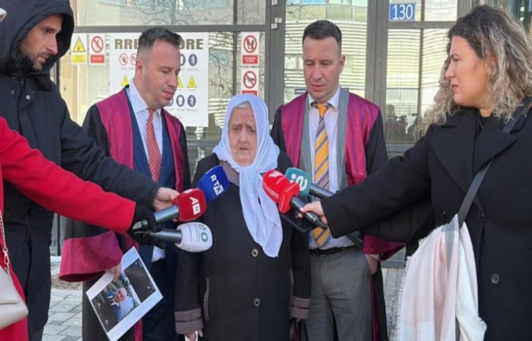 Nëna e binjakëve të vrarë në Prizren kërkon burgim të përjetshëm për Millosh Pleskoviqin