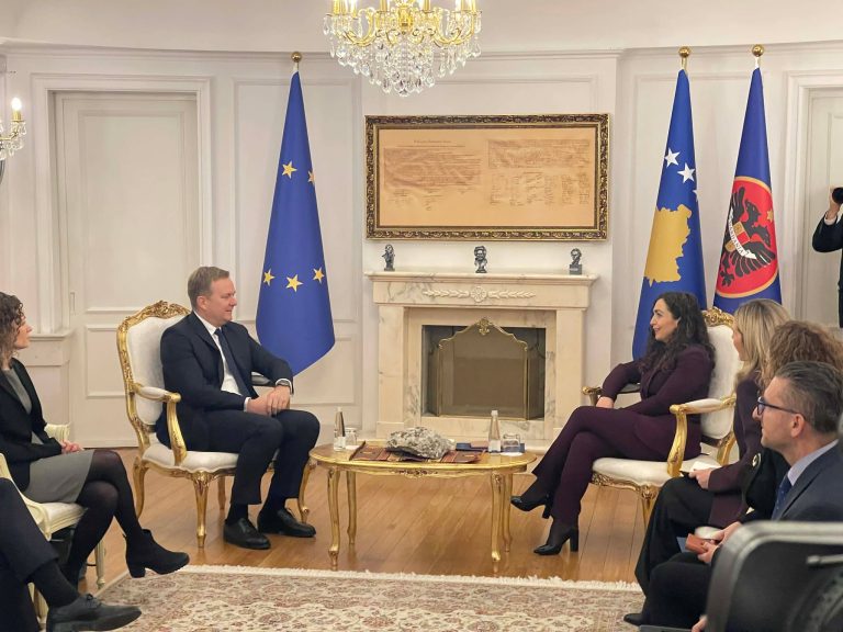 Pas takimit me Kurtin, Sorensen arrin në Presidencë – takohet me Osmanin