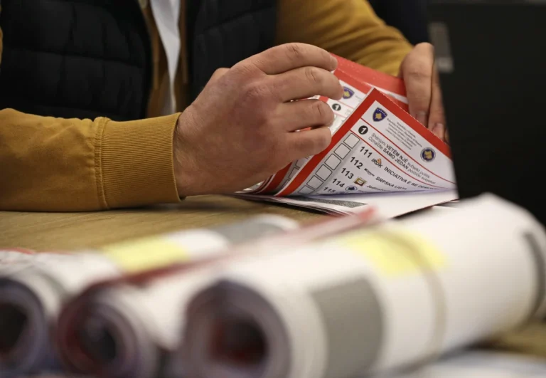 Edhe 3 mijë e 185 pako me fletëvotime pritet të vijnë në Kosovë gjatë ditëve në vijim