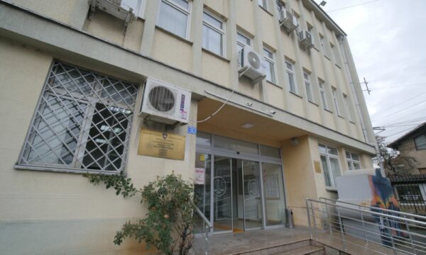 Një muaj paraburgim ndaj të dyshuarit për vrasjen e nënës në Dragash, pritet t’i nënshtrohet edhe ekzaminimit psikiatrik