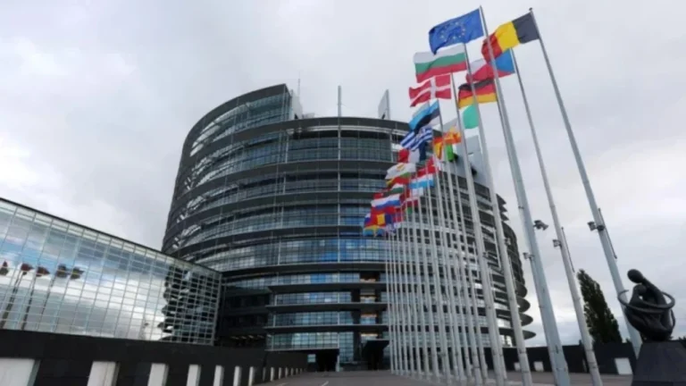 Kërcënimet e reja tarifore, Parlamenti Europian pezullon marrëveshjen tregtare me Shtetet e Bashkuara