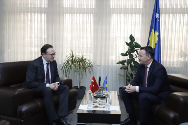 Peci takon ambasadorin turk, diskutohen investimet e huaja në Mitrovicë