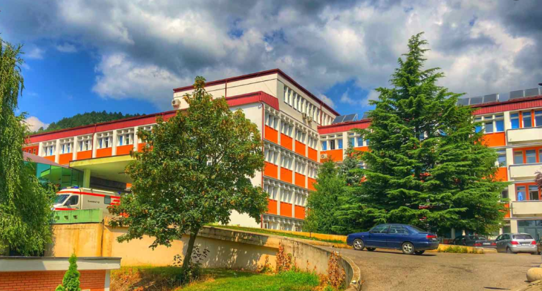 Spitali i Pejës jep detaje mbi gjendjen shëndetësore të edukatores që u godit nga një fëmijë në një kopsht