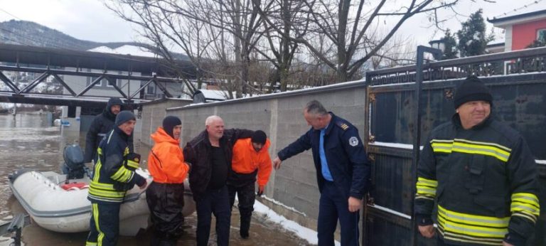 Policia njofton për angazhimet e saj pas vërshimeve: Në rajonin e Mitrovicës së Jugut janë evakuuar 39 familje