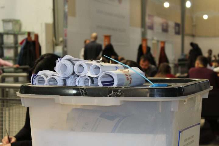 Numërimi i votave me postë drejt fundit, vetëm dy kuti të mbetura – kjo është renditja e partive