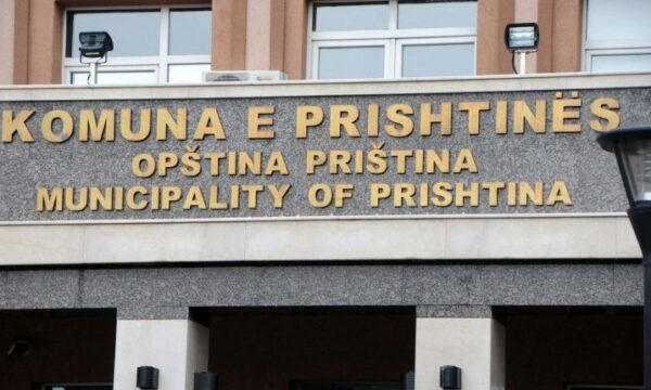 Dosja e Prokurorisë: Tre zyrtarët e Komunës së Prishtinës dyshohen për ryshfet lidhur me tenderin për mirëmbajtjen e rrugëve në dimër