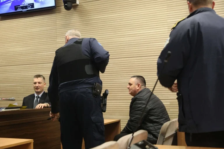 Prokuroria kërkon dënimin e Muhamet Alidemajt, i akuzuar për Masakrën e Izbicës – Mbrojta kërkon lirimin e tij