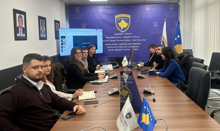 Në Prokurorinë e Prizrenit mbahet takim ndërinstitucional për luftimin e kontrabandimit me migrantë