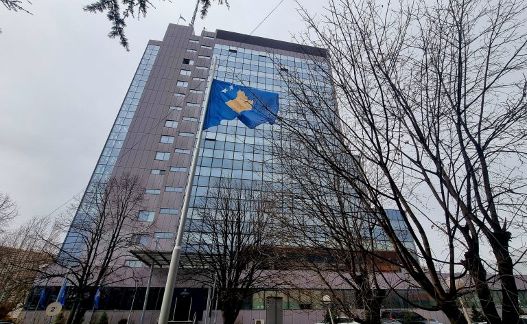 Qeveria në detyrë mirëpret largimin e masave, kërkon hapa tjerë në integrimin evropian