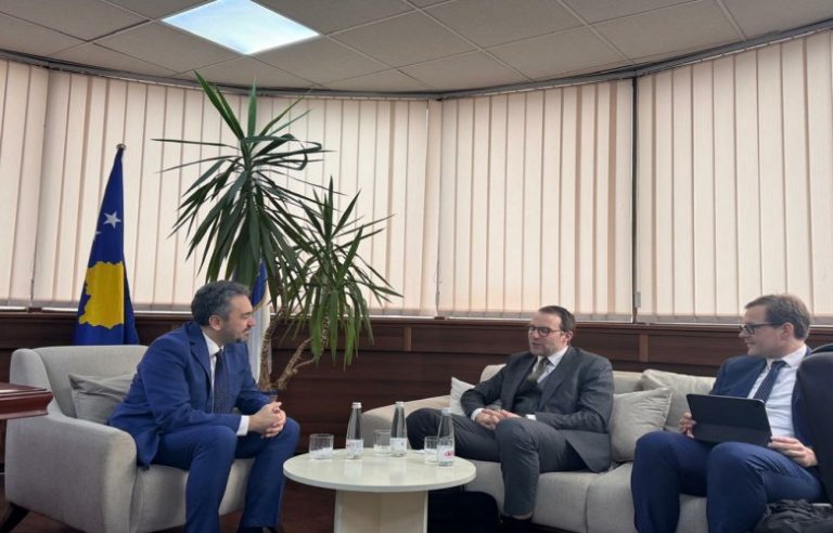 Radoniqi takon zyrtarin gjerman, e njofton për zhvillimet rreth rinumërimit