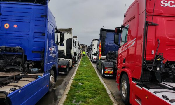 OEK reagon për protestat e kompanive transportuese në vendet e rajonit: Po shkaktojnë pasoja serioze