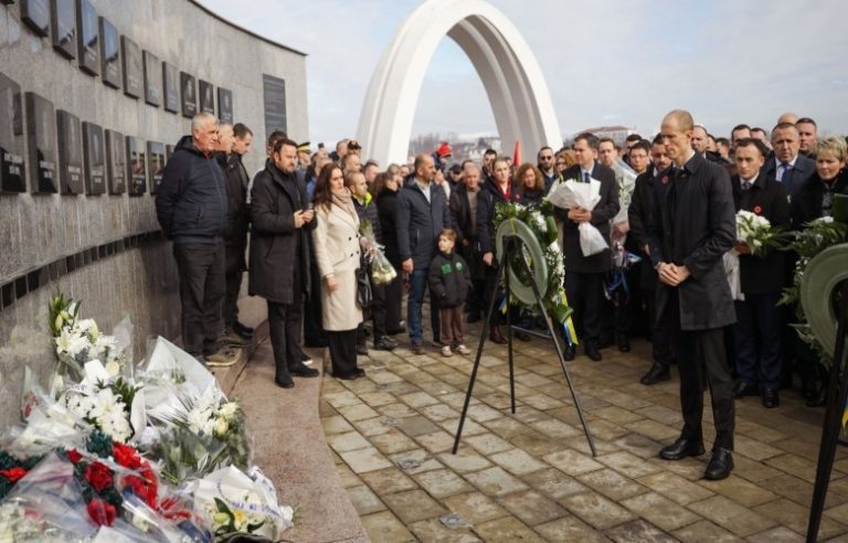 Ambasada amerikane përkujton viktimat e masakrës së Reçakut: Akt tmerri i papërshkrueshëm që tronditi botën
