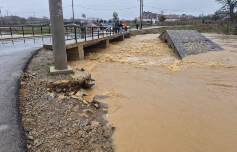 Rrëshqitje dheu e dëmtime në disa ura, Policia apelon për kujdes në trafik