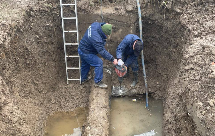 Qyteti i Suharekës dhe gjashtë fshatra pa furnizim me ujë, ekipet në terren për sanimin e problemit të një gypi