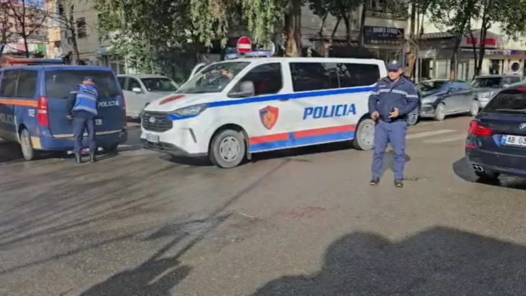 E rëndë në Durrës/ Babai i shkon vajzës te puna dhe e godet me thikë, plagos edhe një person tjetër