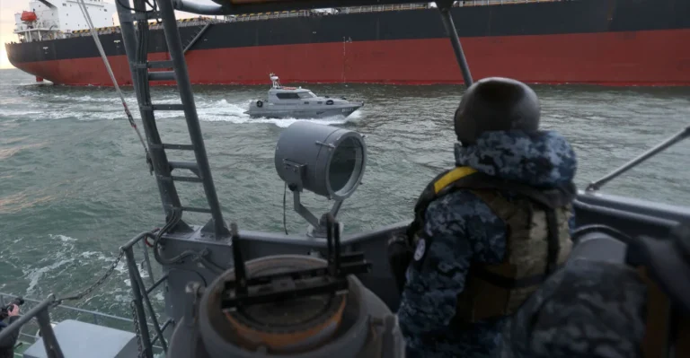 Sulm me dron rus ndaj dy anijeve tregtare në Detin e Zi, një i vdekur dhe disa të plagosur