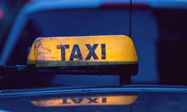 E rëndë: Gjendet pa shenja jete një taksist në veturën e tij në Prizren