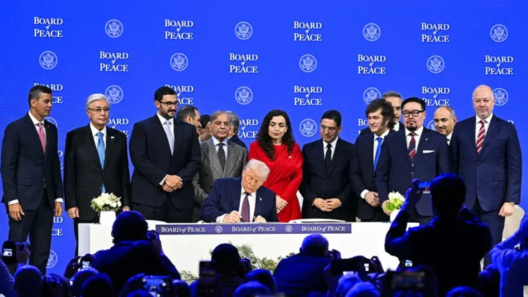 Ceremonia e Bordit të Paqes në Davos, ja vendet që firmosën krah Trump, 6 shtete nuk morën pjesë, mes tyre dhe Shqipëria