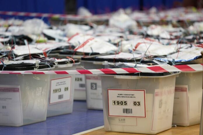 Numërohen mbi 40 për qind të votave me postë, kështu radhiten partitë