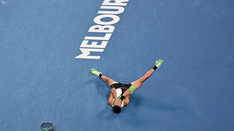 Alcaraz triumfon në finalen e Australian Open ndaj Djokovicit, shkruan histori