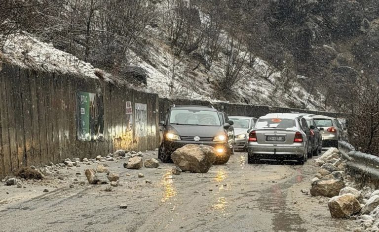 Gurët bien mbi veturë në rrugën Pejë–Kuqishtë, lëndohen prindërit dhe dy fëmijët