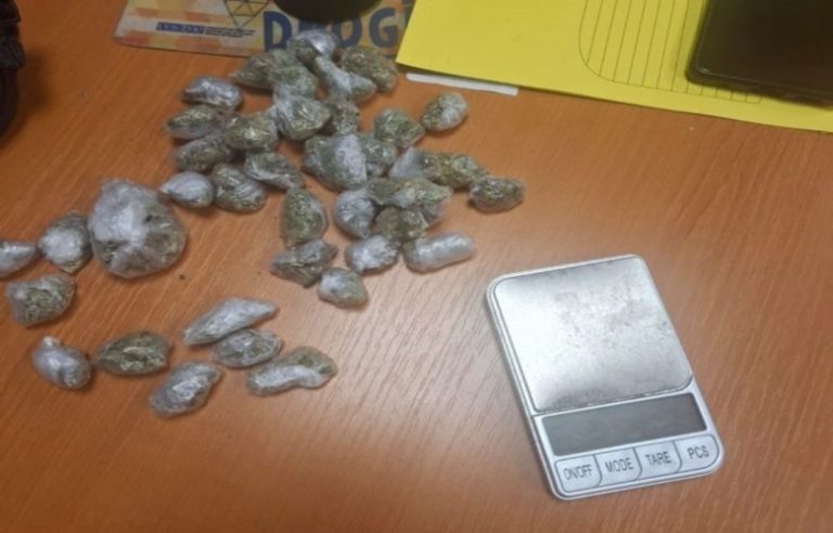 Policia arreston tre persona në Mitrovicë, gjen 47 qese me drogë