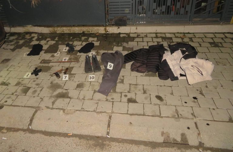 Policia arreston tre të dyshuar për grabitje në Prizren, një tjetër në arrati