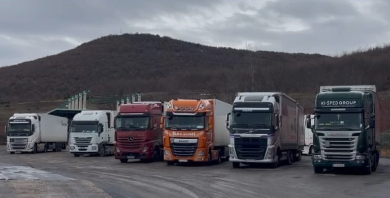 Mbyllet rruga për kamionët në pikëkalimin kufitar nga Mali i Zi