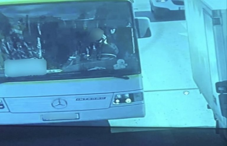 Përdori telefonin gjatë vozitjes, shoferit të autobusit i sekuestrohet patenta për tre muaj