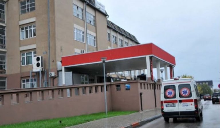 E rëndë në Gjilan: Djali i mitur godet babanë me sëpatë, viktima dërgohet në QKUK