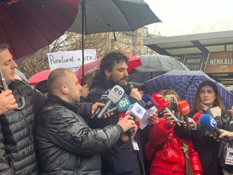 Aktivisti për KEDS: Jeni fajdexhinjtë tanë më të mëdhenj, apetiti juaj është i gatshëm që të na ngulfatë