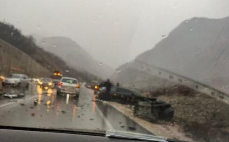 Aksident në Rrugën e Arbrit, makina përplaset me kamionin, 2 të lënduar