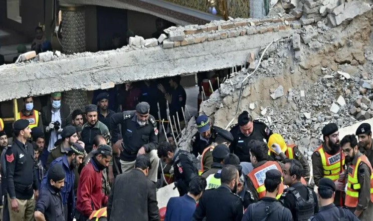Sulm me bombë në një xhami në Pakistan, mbi 30 viktima e rreth 170 të plagosur