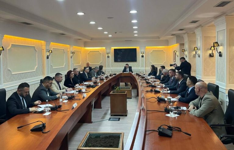 Filllon mbledhja e Bashës me kryetarët e partive, temë seanca konstituive