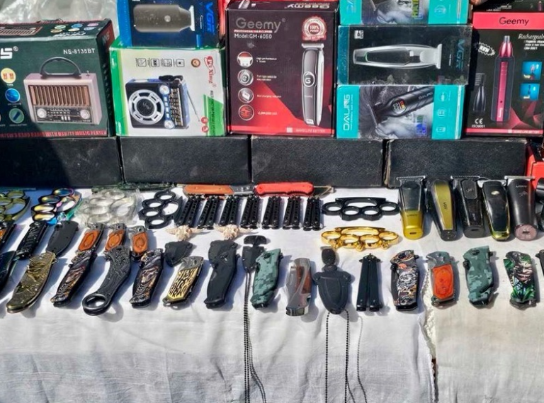 Policia në Pejë zbulon dy shitës ambulantivë duke tregtuar ilegalisht, sekuestron 31 briskë e boksa të hekurit