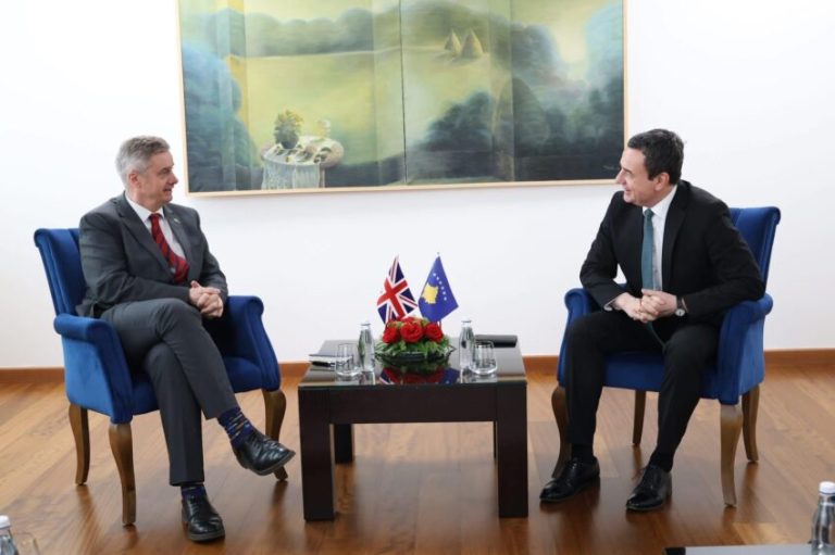 Ambasadori britanik uron Kurtin: Presim vazhdimin e angazhimit të Kosovës ndaj Dialogut