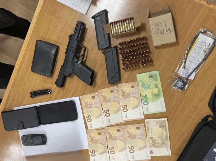 Dogana dhe Policia e Kosovës sekuestrojnë armë zjarri në pikëkalimin Qafë Prush