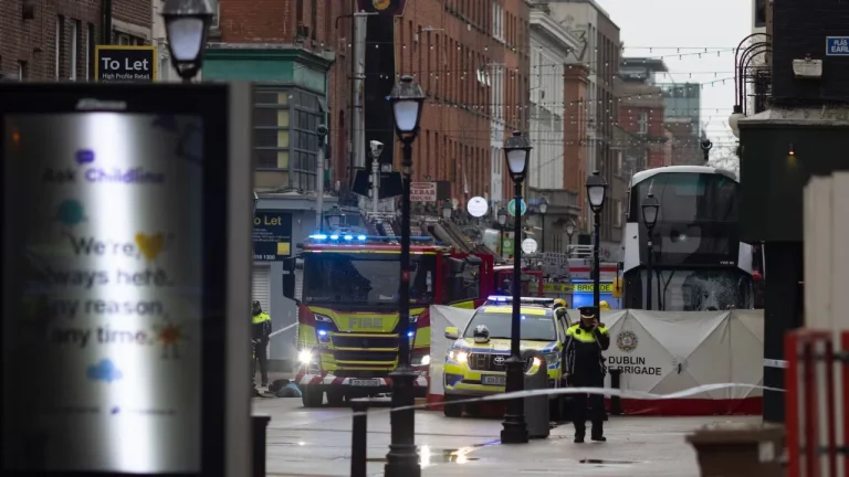 Autobusi përplas këmbësorët në qendër të Dublinit, një person i vdekur dhe tre të plagosur