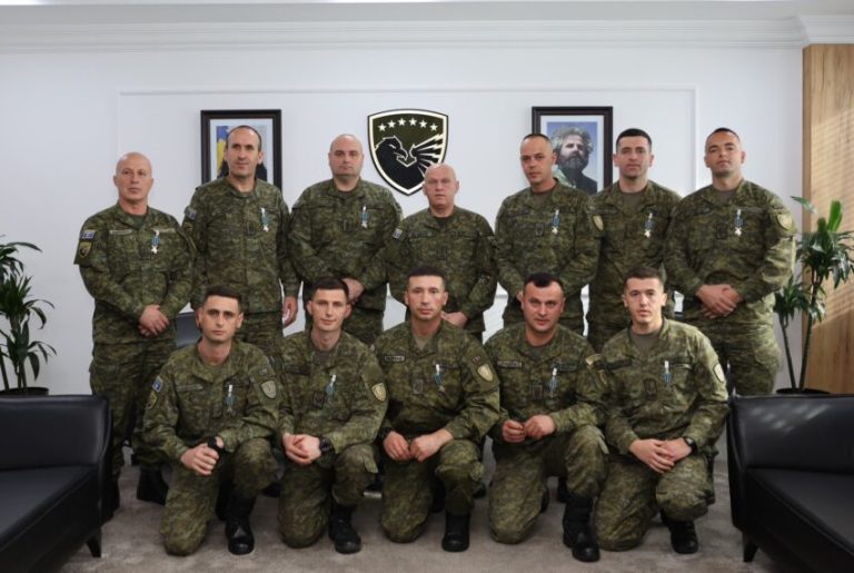Komandanti i FSK-së dekoron me medalje pjesëtarët që ishin në operacionin e kërkim-shpëtimit në Shqipëri
