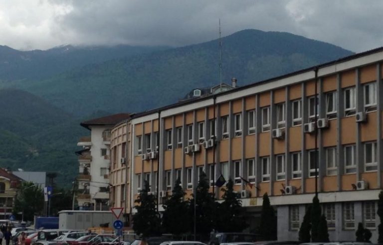 Gjykata e Pejës liron nga akuza të pandehurin për dhunë në familje