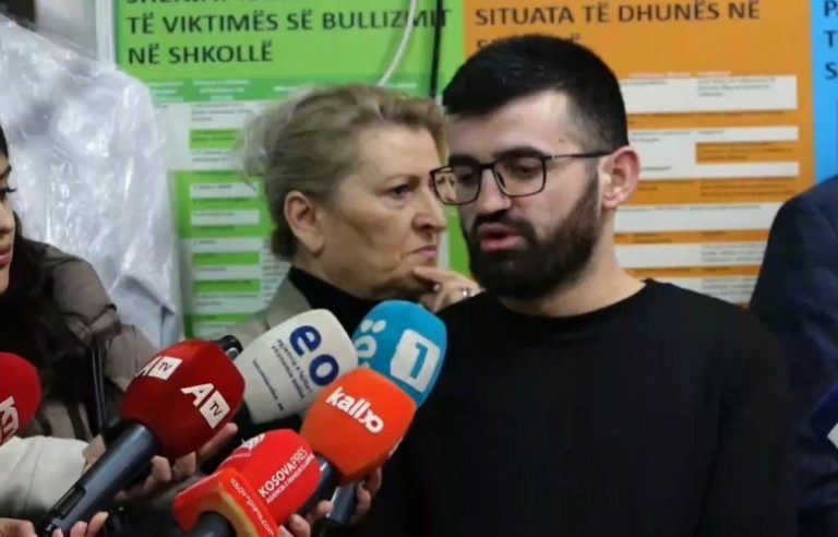 Grevë dyorëshe në shkollën “Pavarësia” pas arrestimit të një mësimdhënësi