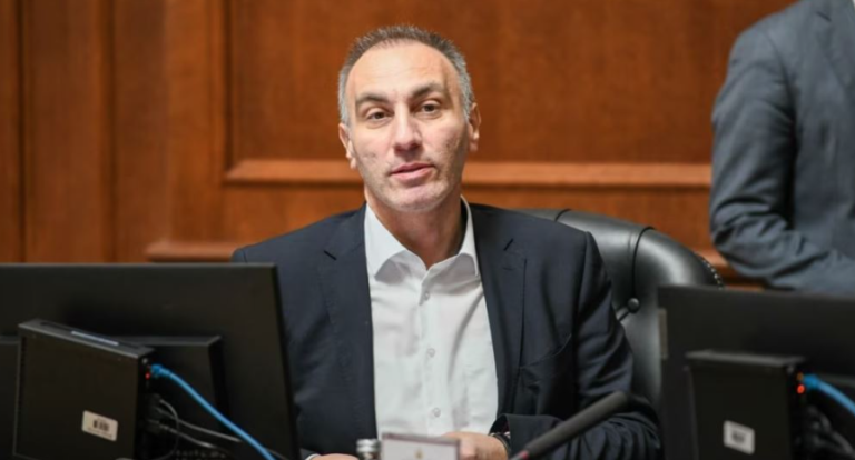 Pas 1 viti në arrati, vetëdorëzohet ish-zv.kryeministri i RMV-së, Artan Grubi